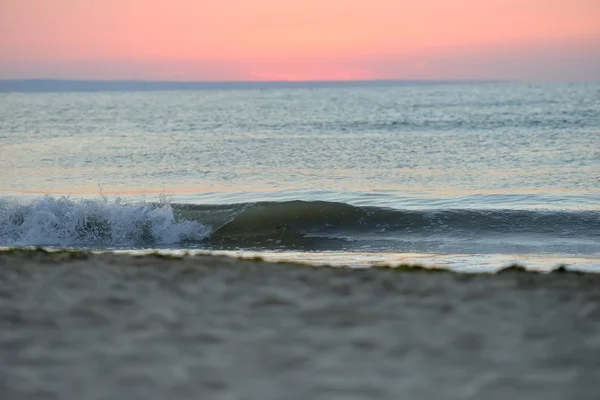 Kora reggel, a kép, a tenger, a napkelte előtt. Nyugodt wav — Stock Fotó