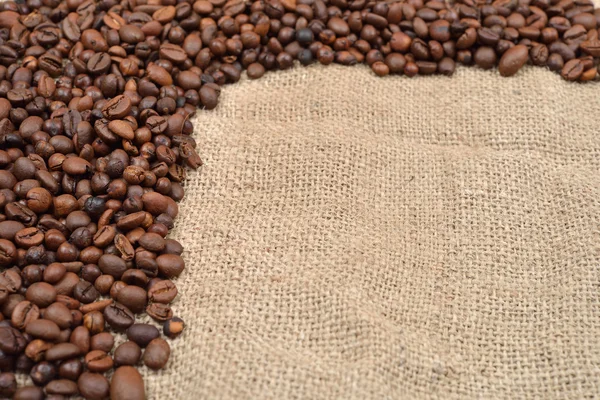 Foto vintage, granos de café tostados sobre fondo de yute marrón. Mo. —  Fotos de Stock
