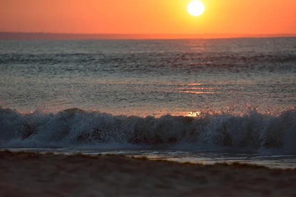 Brzy ráno, obraz moře na východ slunce. Vlny, červená s — Stock fotografie