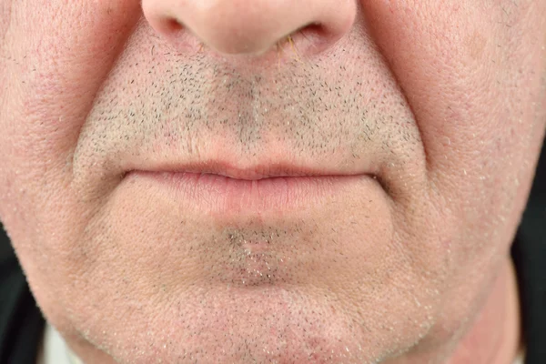 关闭的形象是一个成熟的男人的嘴唇 — 图库照片