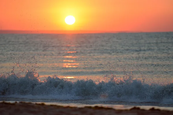 Early morning, the image of the sea at the sunrise. Waves, red s — Stock Photo, Image