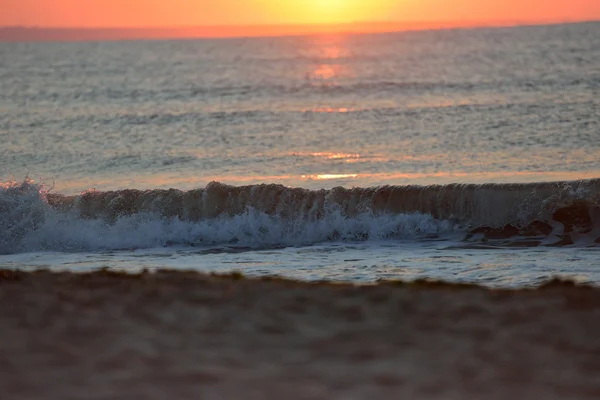 Frühmorgens, das Bild des Meeres bei Sonnenaufgang. Wellen, rote s — Stockfoto