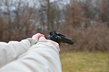 Ateşli silahlar ve güvenlik Konu: çekime hazır silahlı adam eller