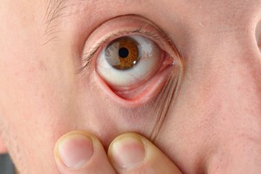 Kahverengi insan gözünün resmi oluşturan kapatın. Uzun kirpik ile genç adam