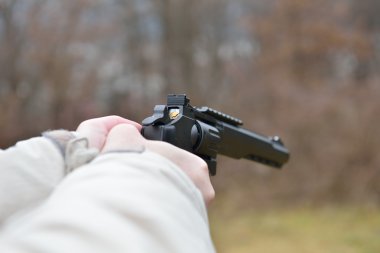 Ateşli silahlar ve güvenlik Konu: çekime hazır silahlı adam eller