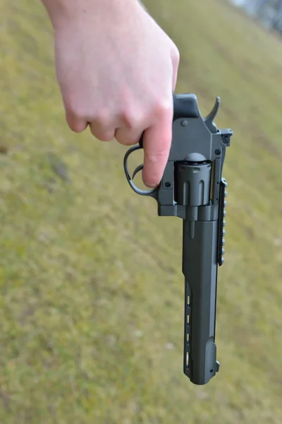 Lőfegyverek és a biztonsági témakör: ember-egy fegyver készen lőni kézi — Stock Fotó