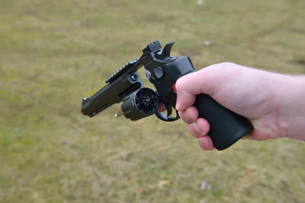 Lőfegyverek és biztonsági téma: kézi ember egy fegyver készen áll, hogy bu — Stock Fotó