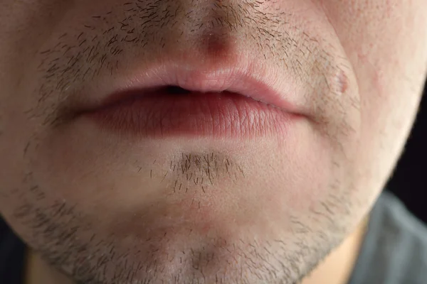 Губи, коротка борода молодої людини. Концепт фото чоловічого сексуалізму — стокове фото