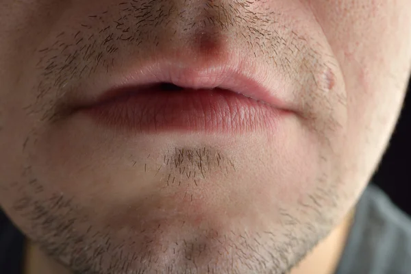 Lèvres, barbe courte d'un jeune homme. Concept photo de sexualité masculine Photo De Stock