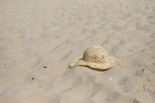 Nyáron, a strandon, a gyönyörű tengerparton homok a nap kalap. VAC — Stock Fotó