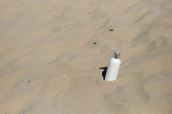 Tube avec protection solaire sur la plage de la mer Noire. Contrepartie vacances — Photo