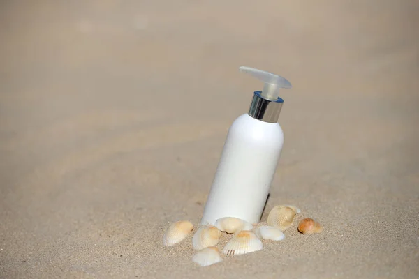 Трубка с защитой от солнца с пулями в песке на пляже — стоковое фото