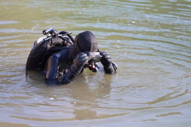 Güzel beyaz dalgıç kadın su girin için hazırlanıyor.