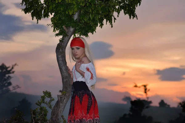 Bella donna bionda sul campo al tramonto, sera d'estate — Foto Stock