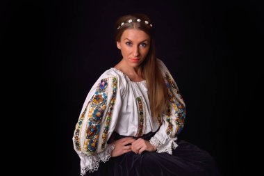 Genç bir Romen kadın closeup kafasına çiçek çelenk ile