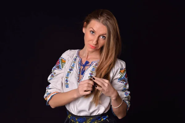 伝統的な衣装に身を包んだ若いルーマニア女性のクローズ アップ — ストック写真