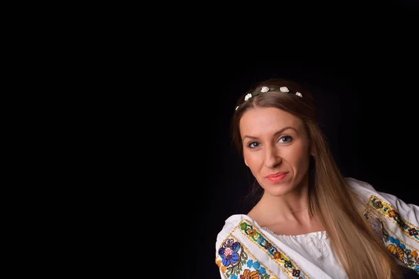 Close-up van een jonge Roemeense vrouw met krans van bloemen op hoofd — Stockfoto