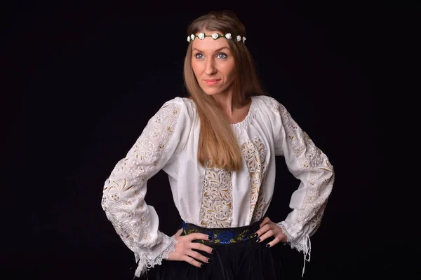 Primo piano di una giovane donna rumena con corona di fiori sulla testa — Foto Stock