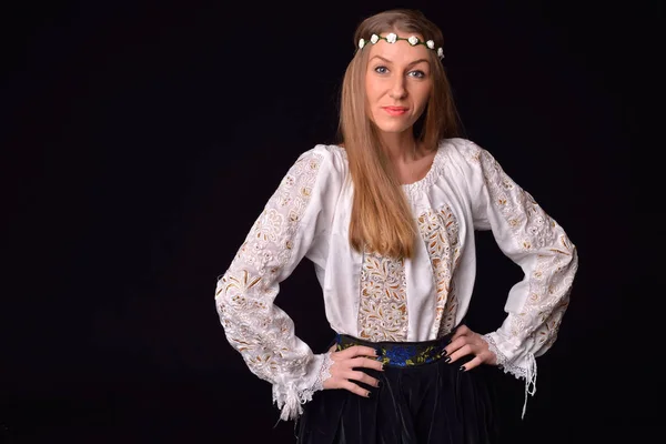 Крупный план молодой румынской женщины с венком из цветов на голове — стоковое фото