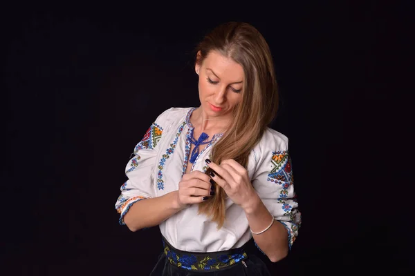 Primo piano di una giovane donna rumena vestita in costume tradizionale — Foto Stock