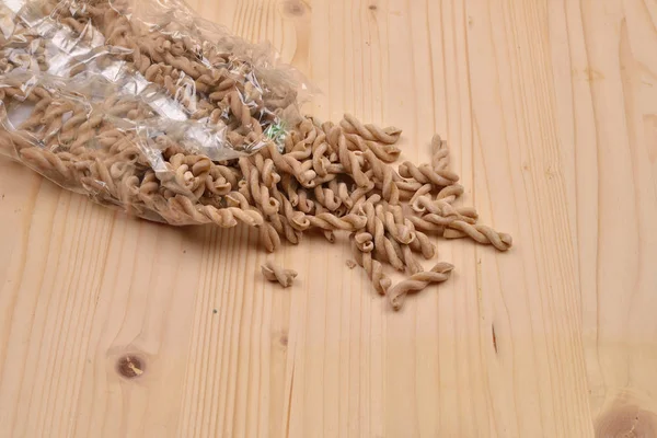 スペルト小麦の全粒粉パスタ フジッリ有機全粒粉から落下 f — ストック写真