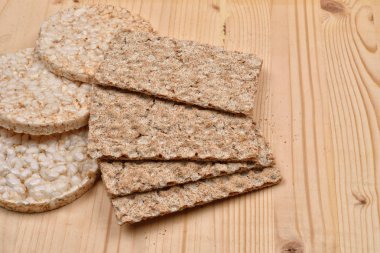 Genişletilmiş buğday ve diyet ekmek ahşap zemin, rus net