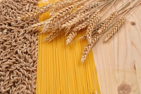 Vollkornnudeln Fusilli aus Bio-Getreide, Spaghetti aus Weiß — Stockfoto