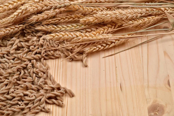 Bild von Vollkornnudeln aus biologischem Getreide und Ähren — Stockfoto