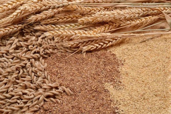 Foto van volkoren pasta uit biologisch graan, granen meel, whe — Stockfoto
