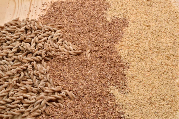 Imagem de massas integrais de grãos orgânicos, farinha de cereais e — Fotografia de Stock