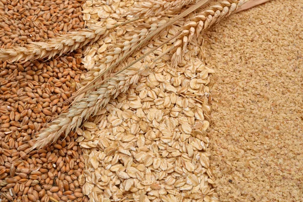 Хлопья овсянки, зерновые и пшеничные зародыши, колосья пшеницы. Хом — стоковое фото