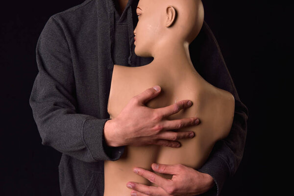 Серьезный человек, одетый в черную толстовку с пластырем на руках.
