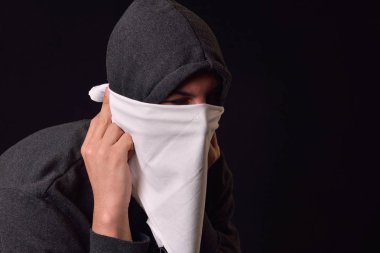 Kapatmak yukarıya-in genç bir adam koyar onun yüzünde beyaz kaşkollu değil var olmak yeniden