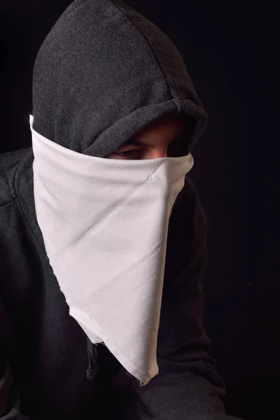 Close up van een onherkenbaar jongeman dragen witte bivakmuts — Stockfoto