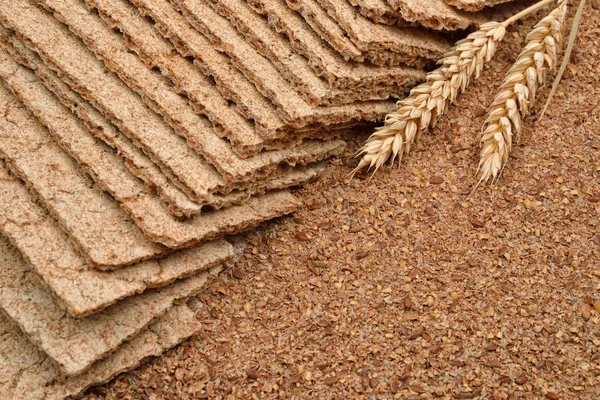 Dieta seca pães crocantes, farinha de trigo integral com espigas frescas whea — Fotografia de Stock