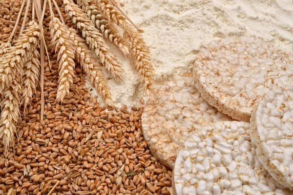 Wheat in different forms, raw or processed. Healthy organic food — Stock Photo, Image