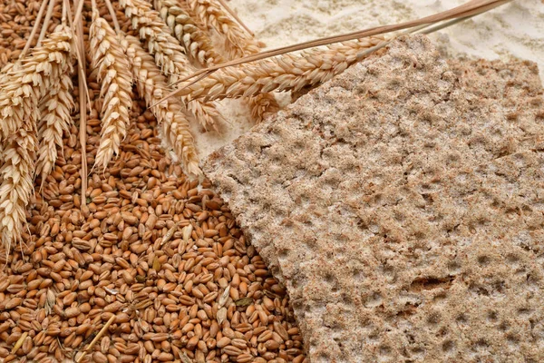 Пшеница в различных формах, сырой или обработанной. Здоровые органические продукты питания — стоковое фото