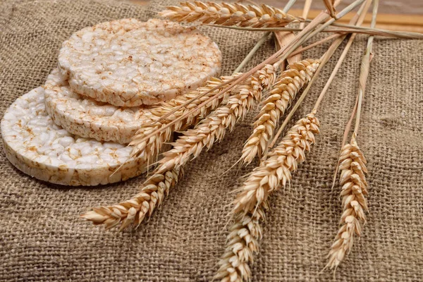Продукт, виготовлений з пшениці, розширеної та вухатої пшениці на джутовому фоні — стокове фото