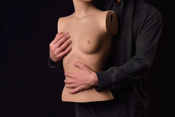 Ernster Mann in schwarzem Kapuzenpulli mit einem Plasti im Arm — Stockfoto
