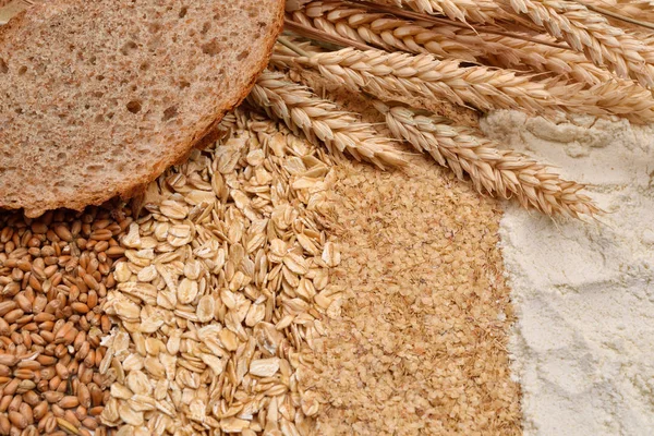 Imagem de uma fatia de pão com espigas frescas trigo, feijão seco de wh — Fotografia de Stock