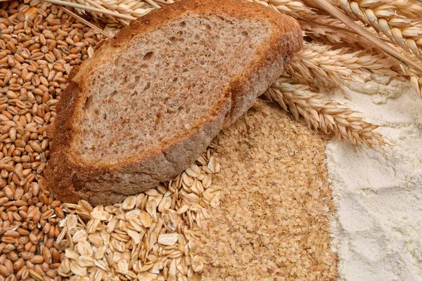 Image of a slice of bread with fresh ears wheat, dry beans of wh — Stock Photo, Image