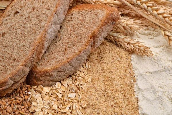 Twee sneetjes brood met verse oren tarwe, droge bonen van tarwe, f — Stockfoto
