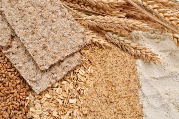 Сухой диетический хрустящий хлеб со свежей пшеницей в ушах, сухие бобы пшеницы , — стоковое фото