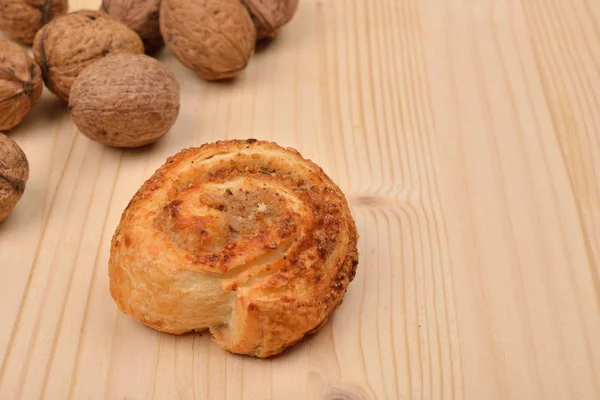 Rollo dulce casero de hojaldre con nueces y nueces en cáscara —  Fotos de Stock