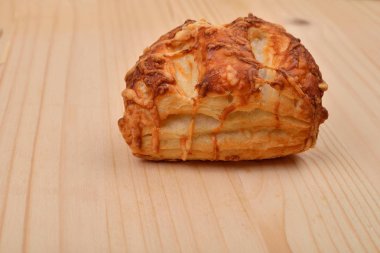 Puf böreği ahşap arka plan üzerinde süzme peynir ile. Kopya alanı