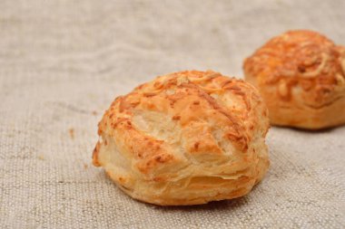 Puf böreği Jüt arka plan üzerinde süzme peynir ile