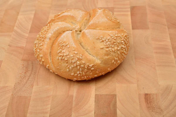 Freshly baked whole grain round sandwich bun sprinkled with sesa — Stock Photo, Image