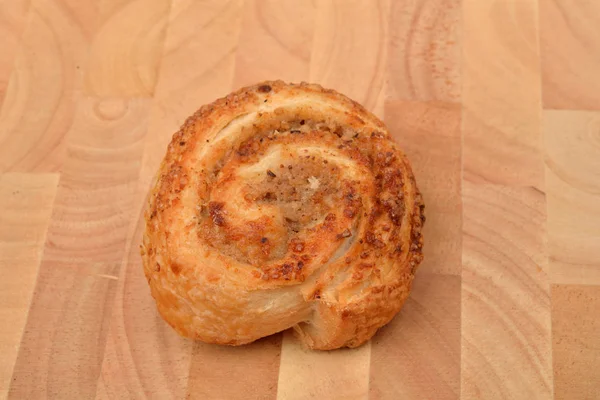 Rollo casero de hojaldre con nueces sobre fondo de madera. Swe. —  Fotos de Stock