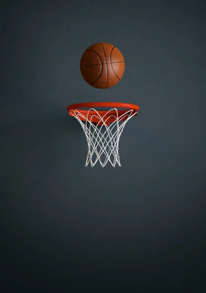Jogando basquete em quadra indoor . — Fotografia de Stock