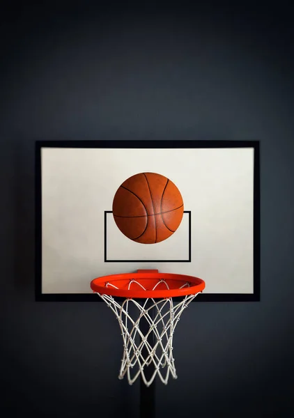 Jogando basquete em quadra indoor . — Fotografia de Stock